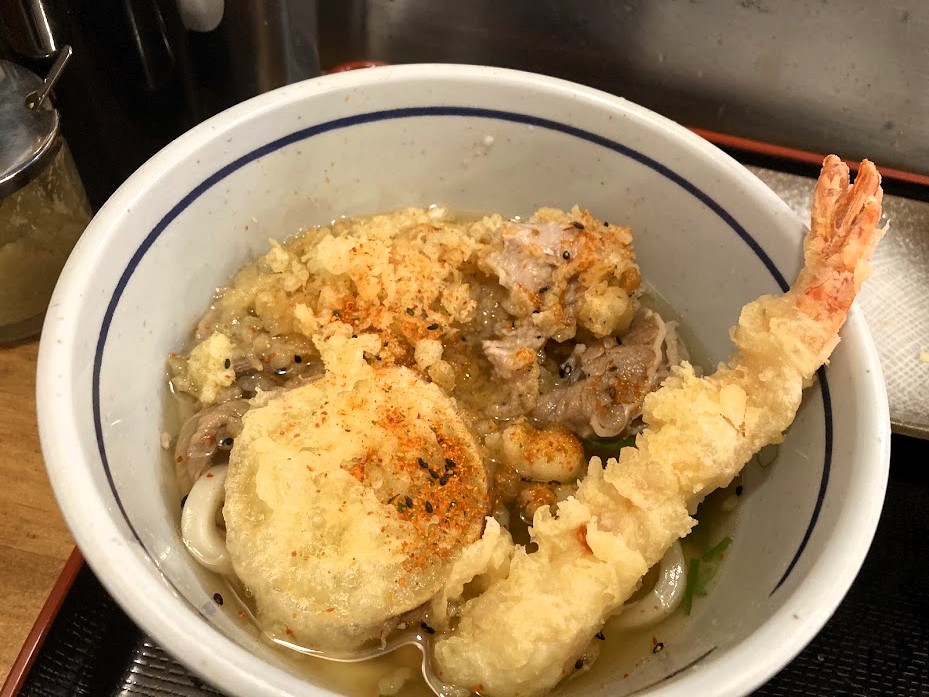 具も卓上調味料もぜんぶブチまけた完全形態だ