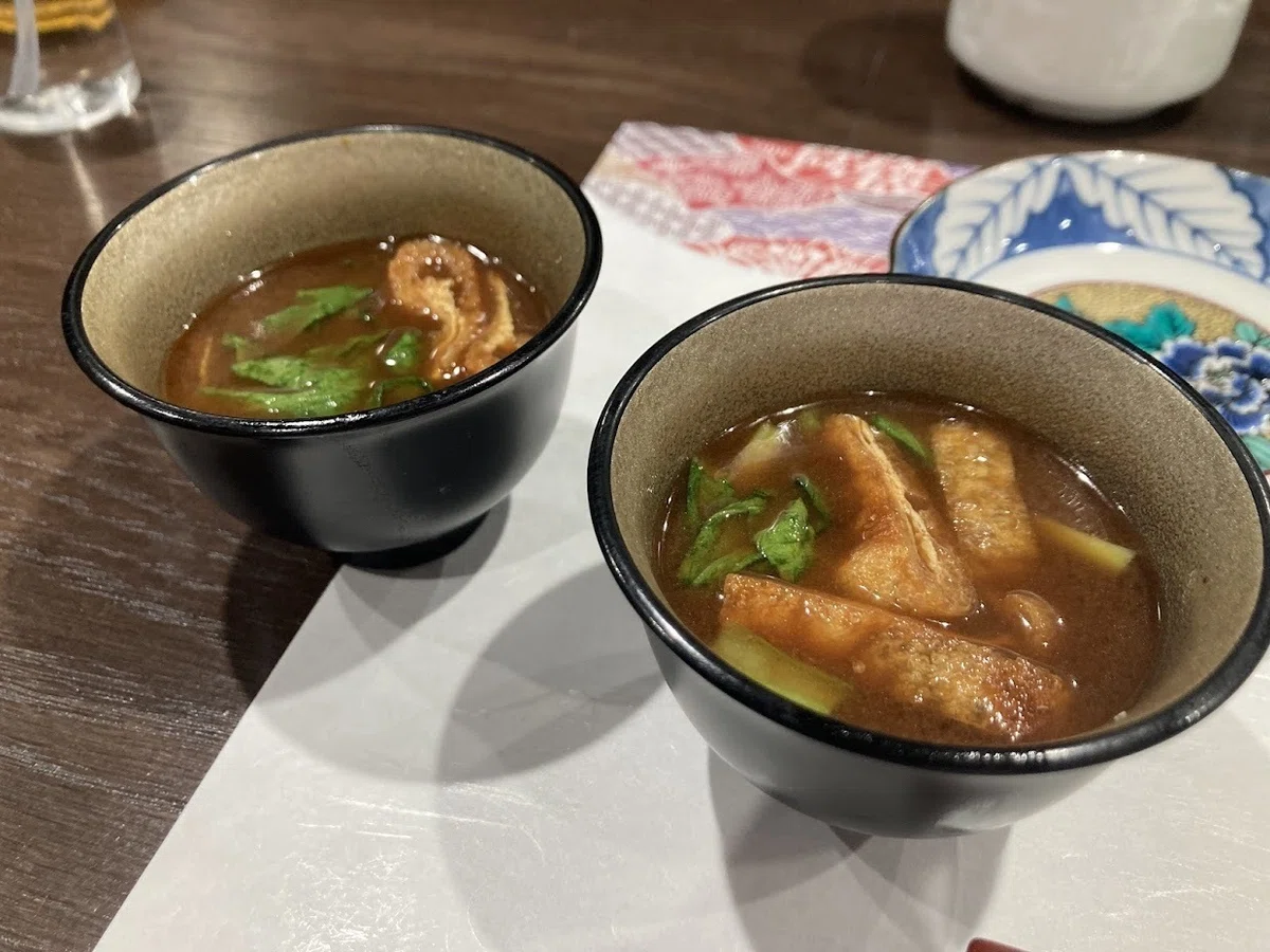 「すし OMAKASE」の味噌汁二人前