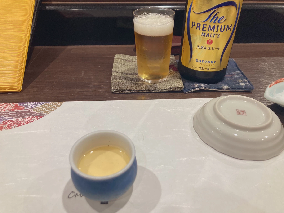 「すし OMAKASE」の瓶ビールは中瓶のプレミアム・モルツ