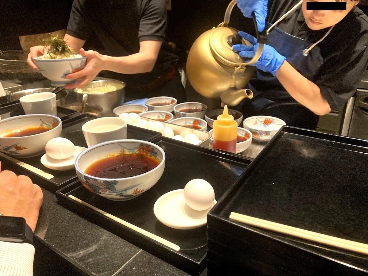 大手町「港屋2」の調理風景