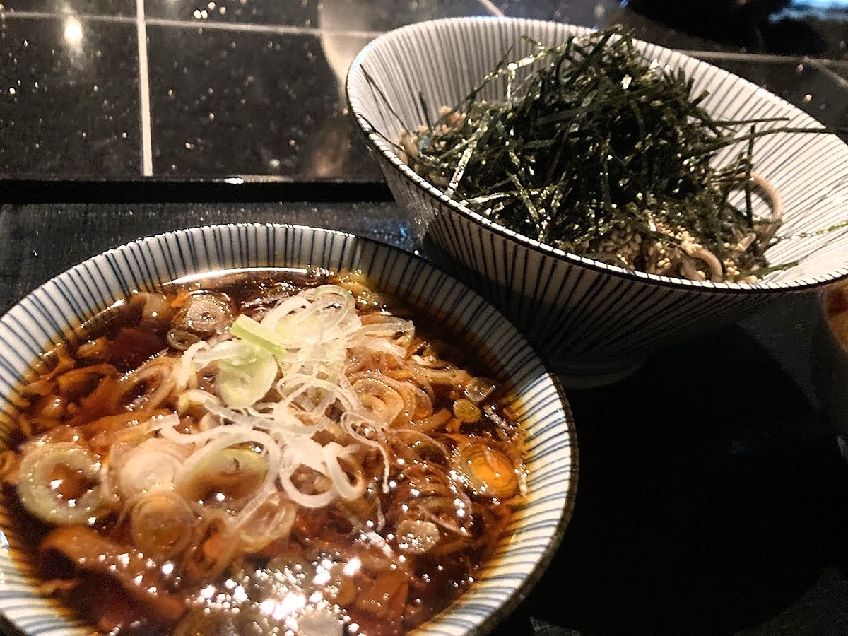 汐留「そば さやか」の「温かいメンマ肉そば」