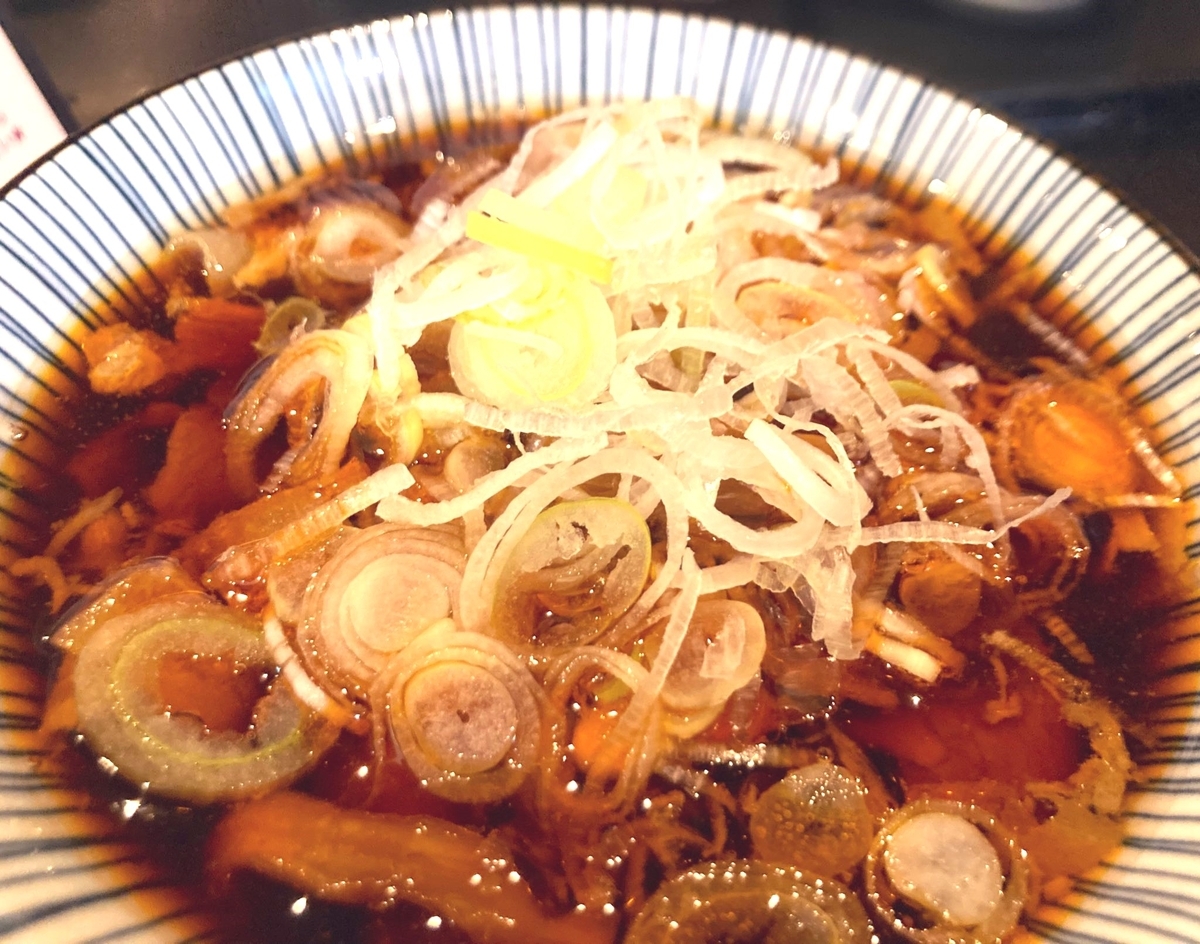 汐留「そば さやか」の「温かいメンマ肉そば」のつゆアップ