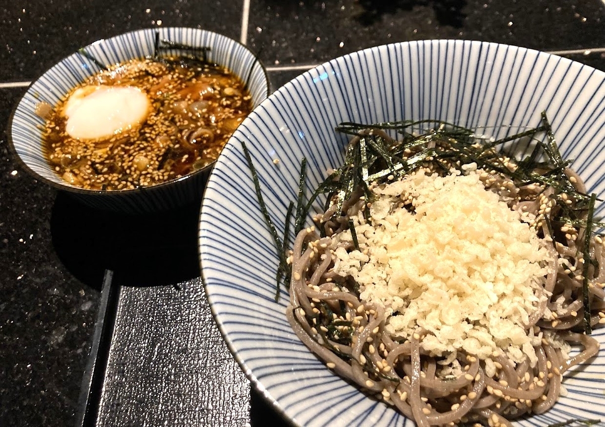 そばに揚げ玉、つゆに温玉を入れました