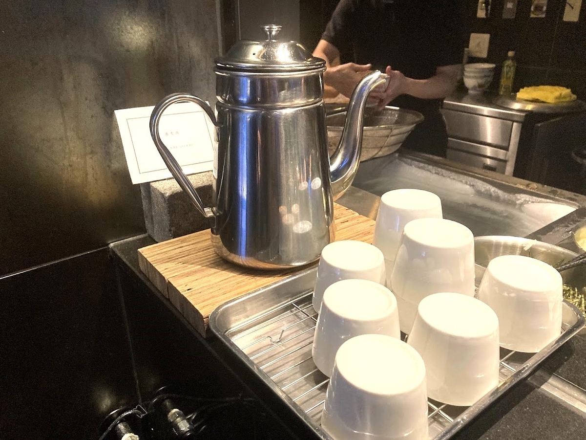 大手町「港屋2」のカウンター上のそば湯ポット