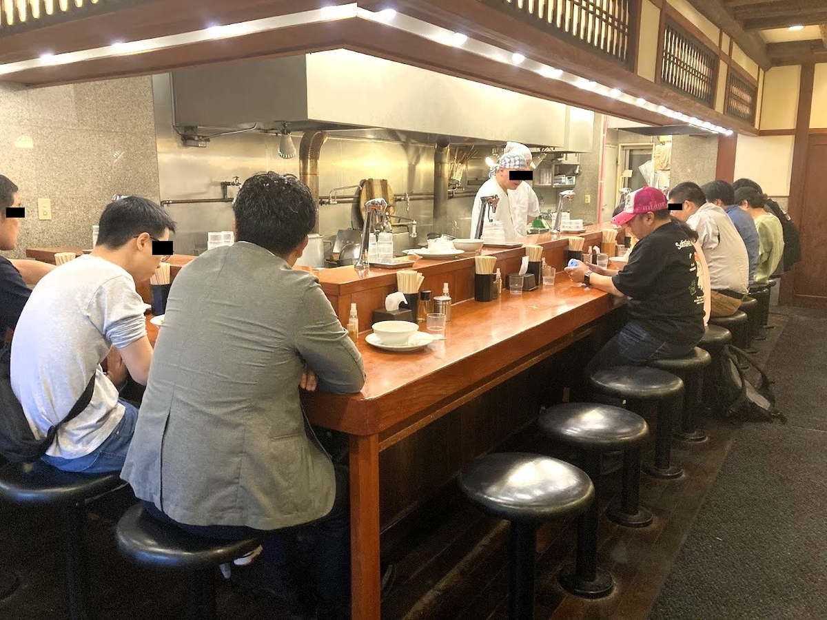 新宿「らぁめん 満来」の内観