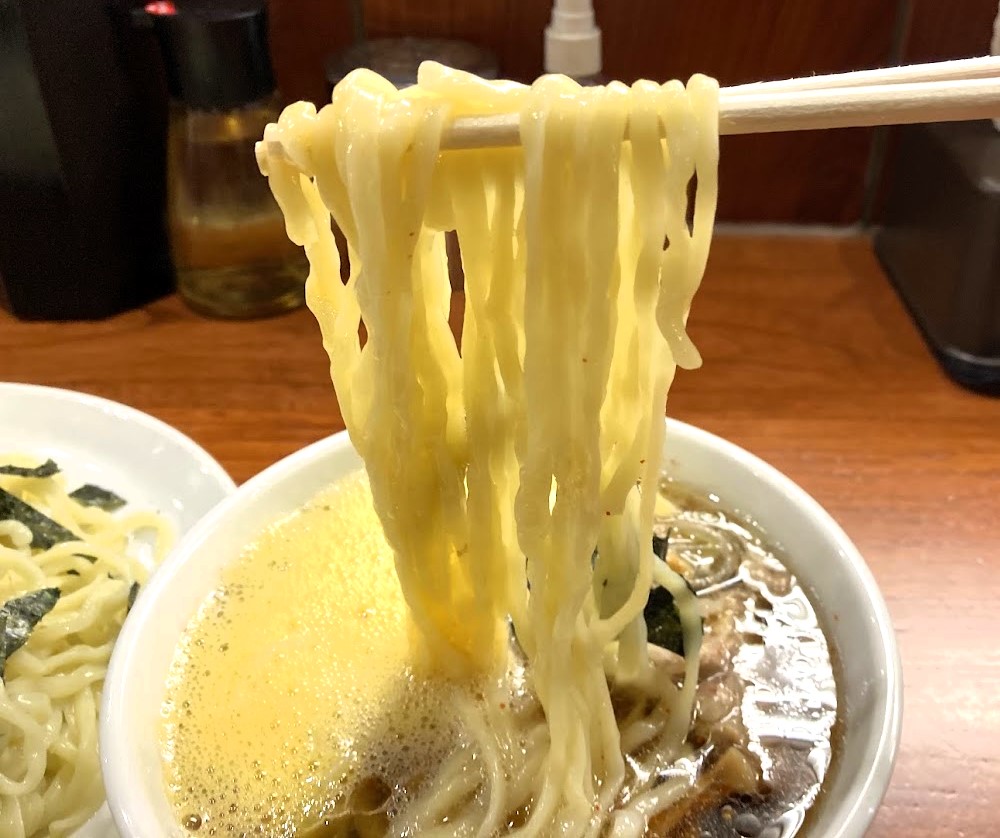 新宿「らぁめん 満来」の納豆ザルの麺