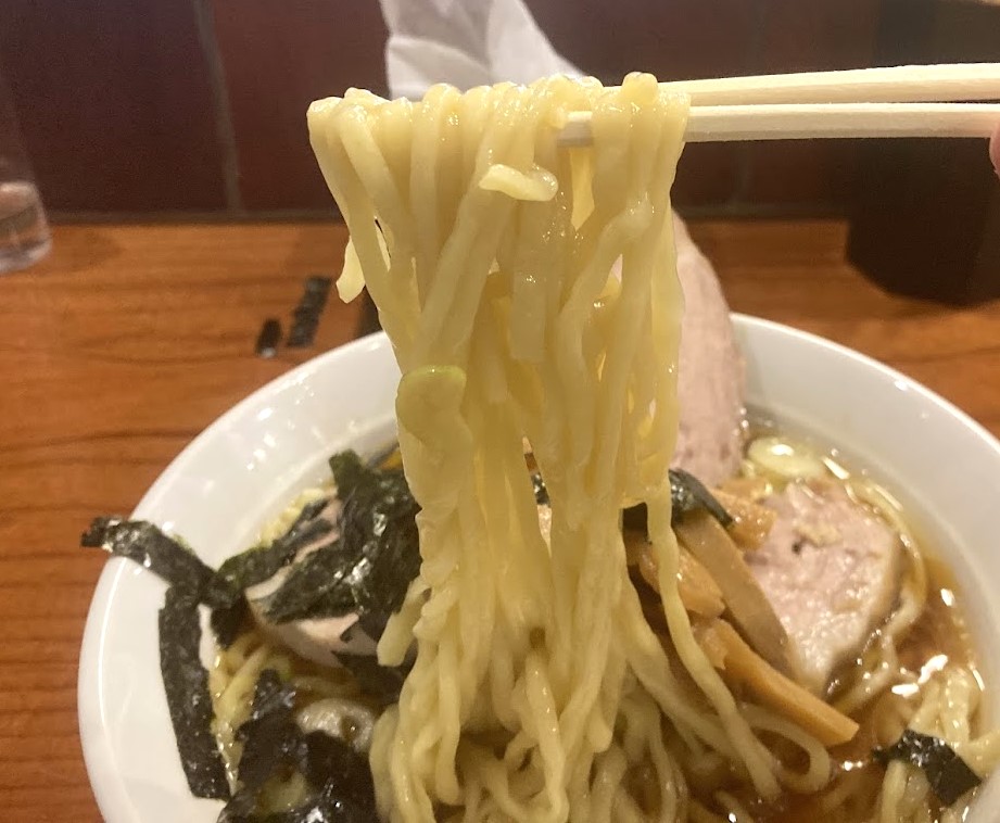 新宿「らぁめん 満来」の麺リフト