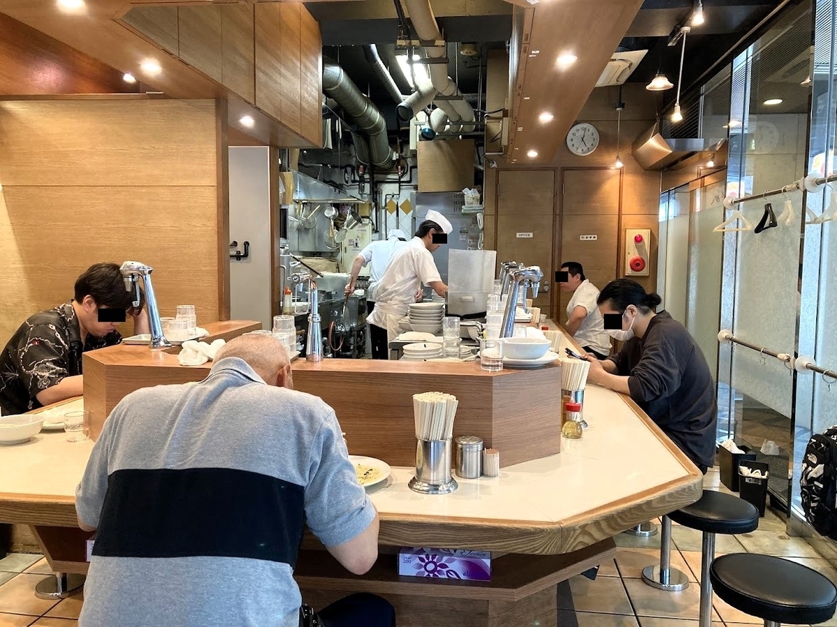 新宿「らぁめん ほりうち」の内観