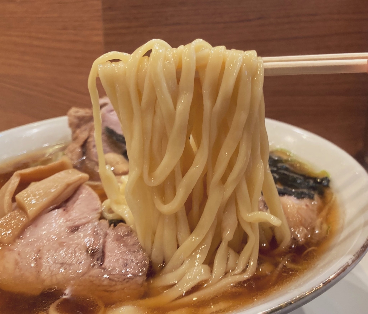 新宿「らぁめん ほりうち」のチャーシューらあめんの麺リフト