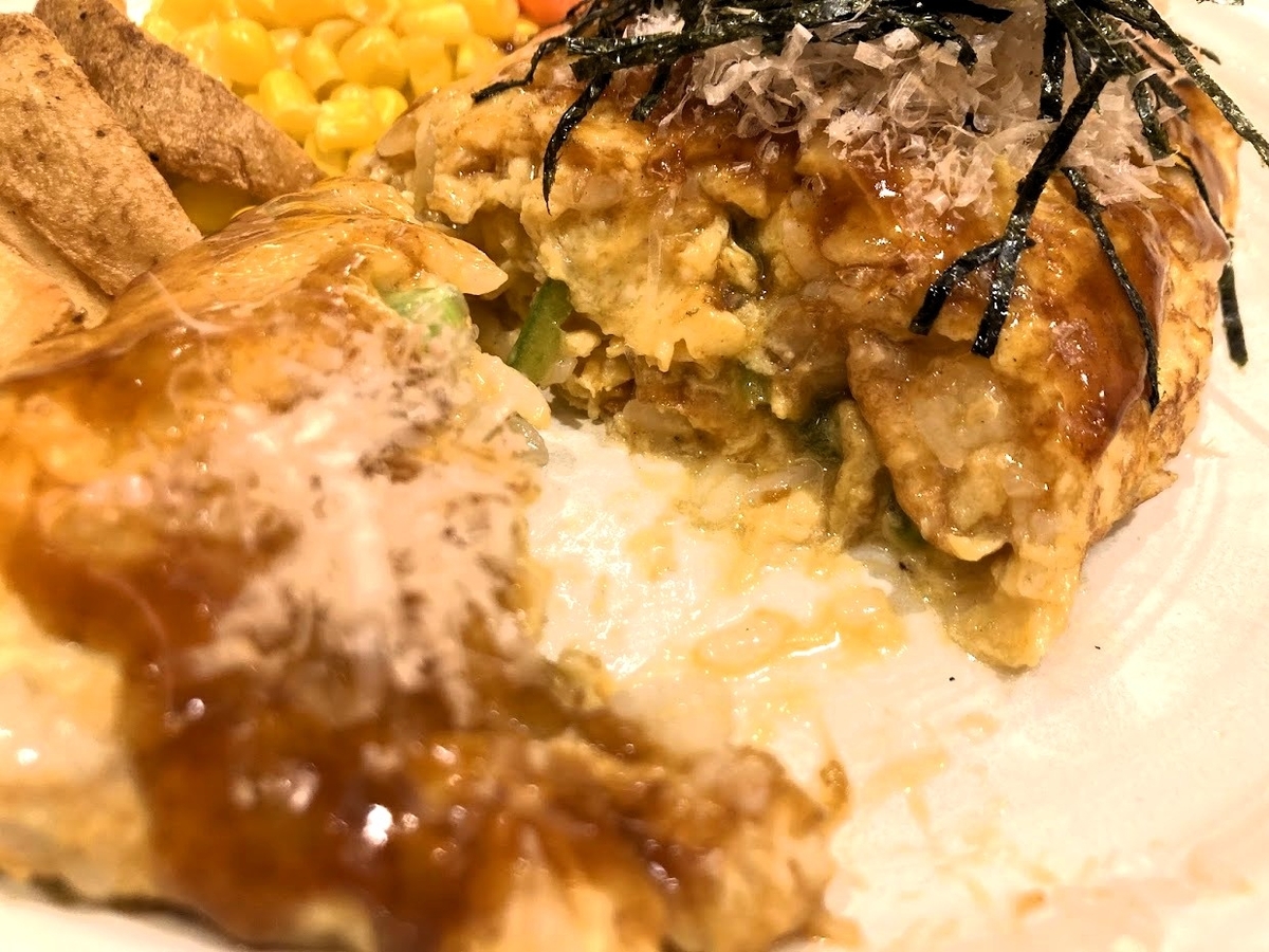 吉祥寺の老舗洋食店「らすぷーる」の名物オムライスの断面