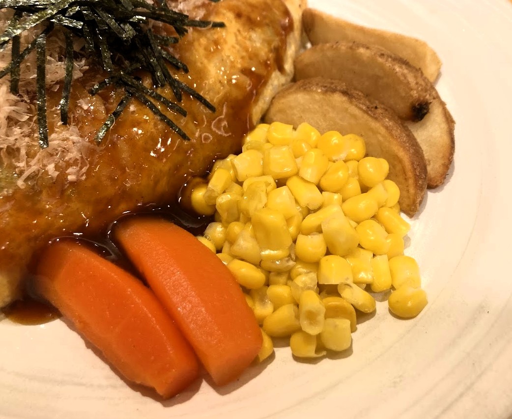 吉祥寺の老舗洋食店「らすぷーる」のオムライスの付け合わせ