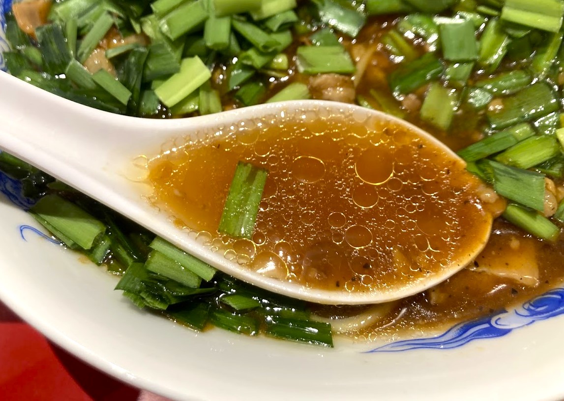 大塚「幸龍軒」のニラモツ餡かけラーメンのスープ