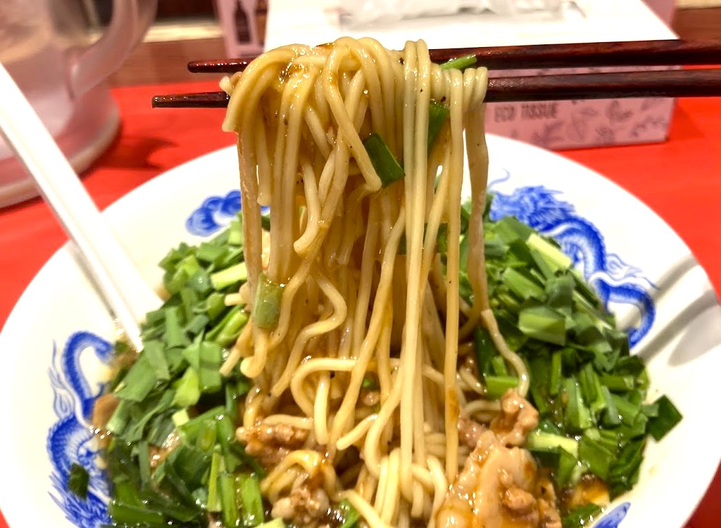 大塚「幸龍軒」のニラモツ餡かけラーメンの麺リフト