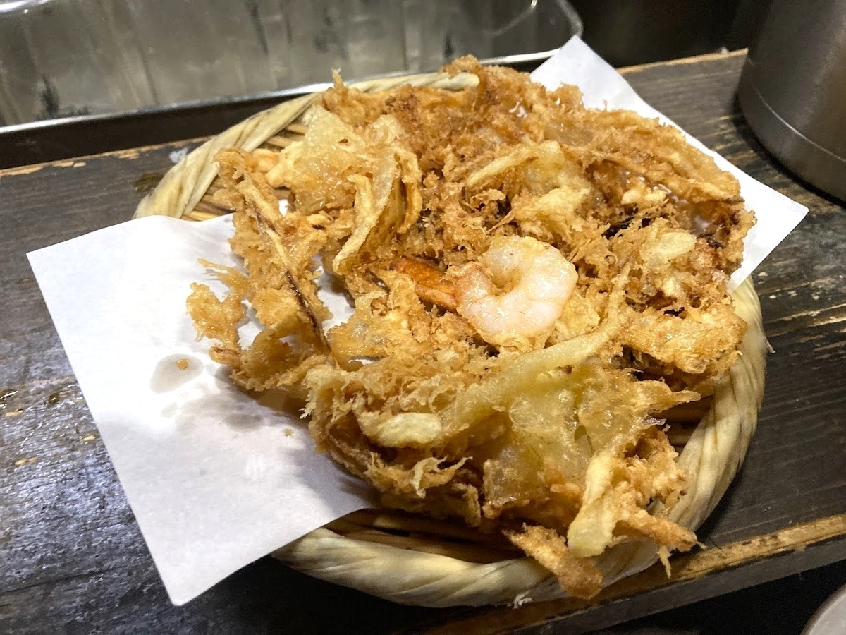 西新橋「蕎麦 さだはる」の顔よりデカいかき揚げ