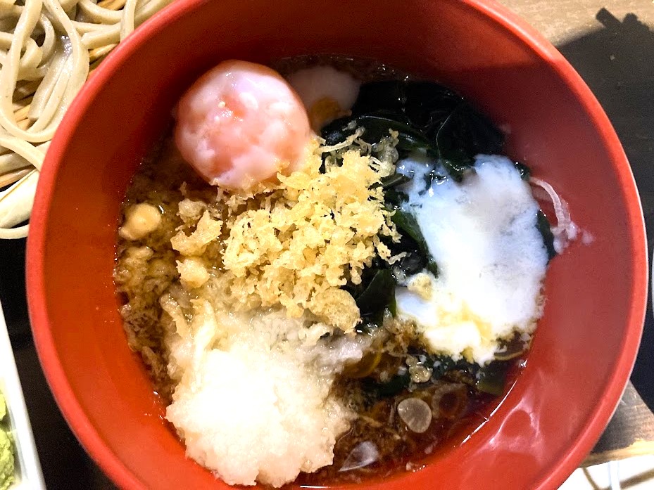 西新橋「蕎麦 さだはる」の薬味満載のつけ汁