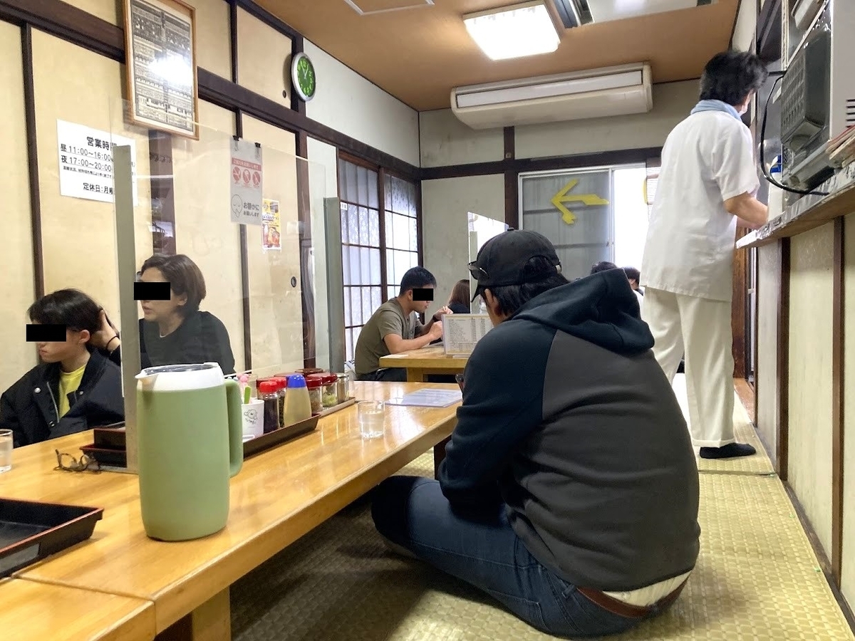 八王子「みんみんラーメン 本店」の内観。座敷席