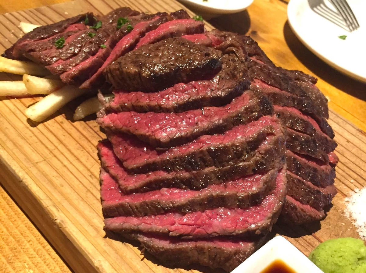 中野「Tsui-teru!（ツイテル）」の熟成肉の炭焼き「アンガス牛肩ロース」