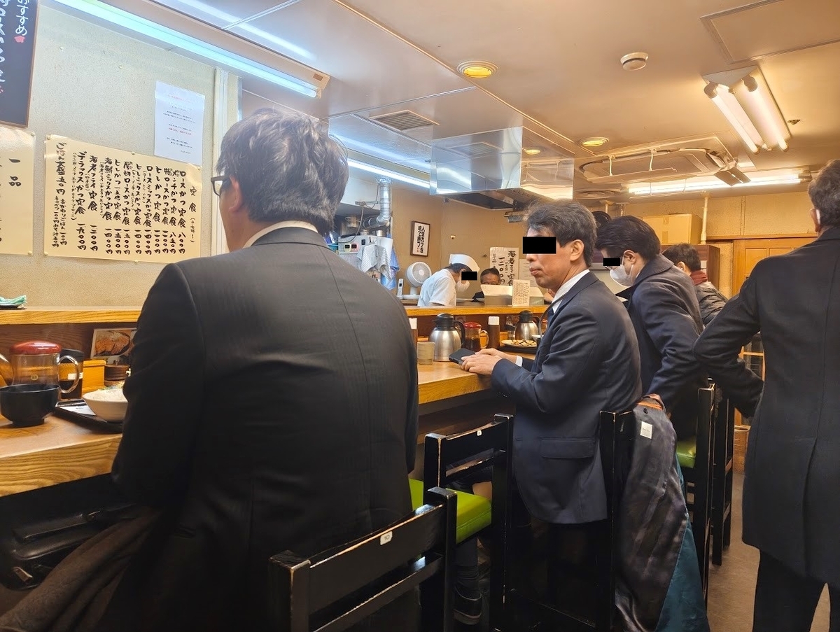新橋「とんかつまるや 新橋駅前本店」の内観