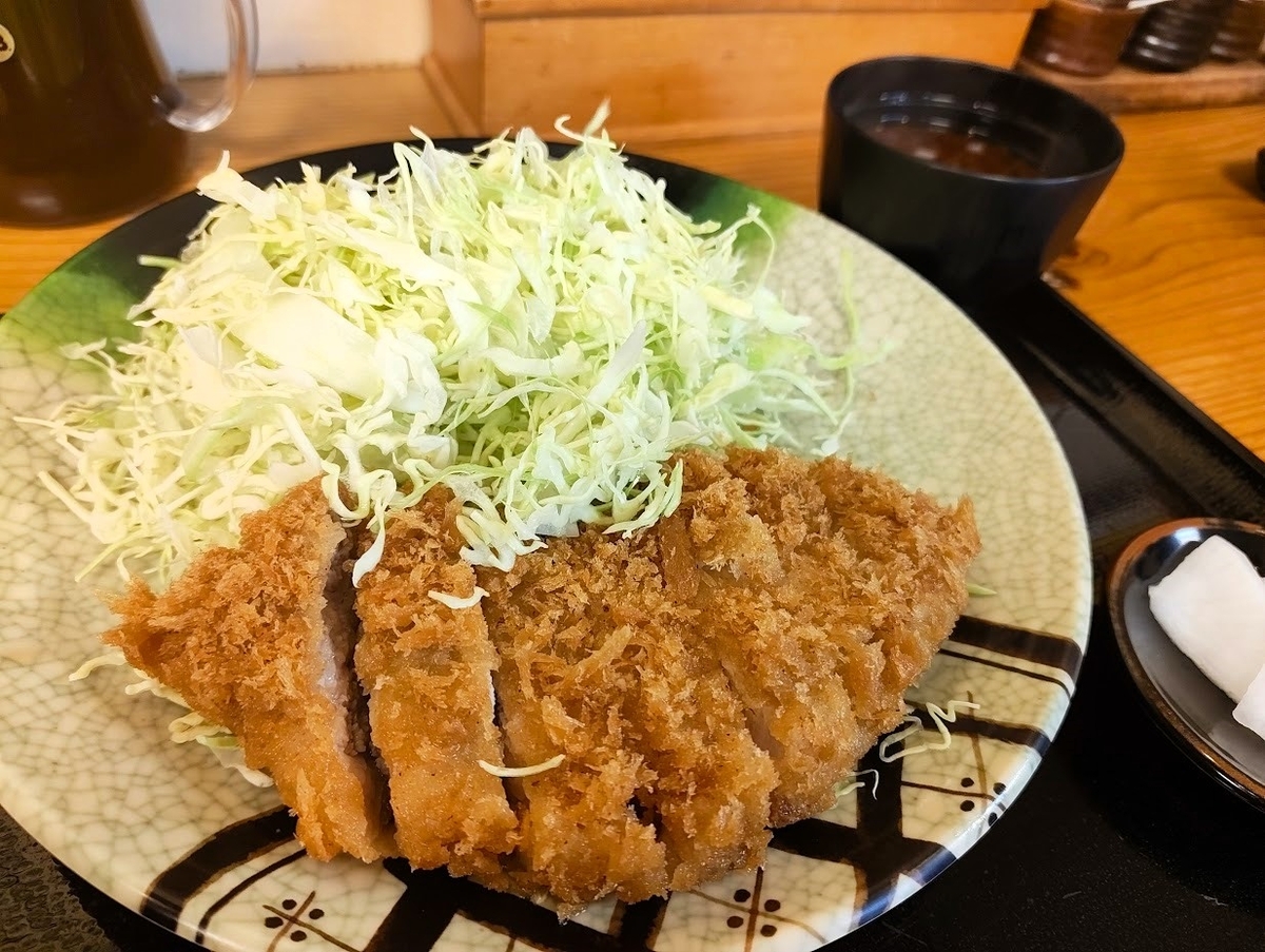 新橋「とんかつまるや 新橋駅前本店」の「特ロースかつ定食」