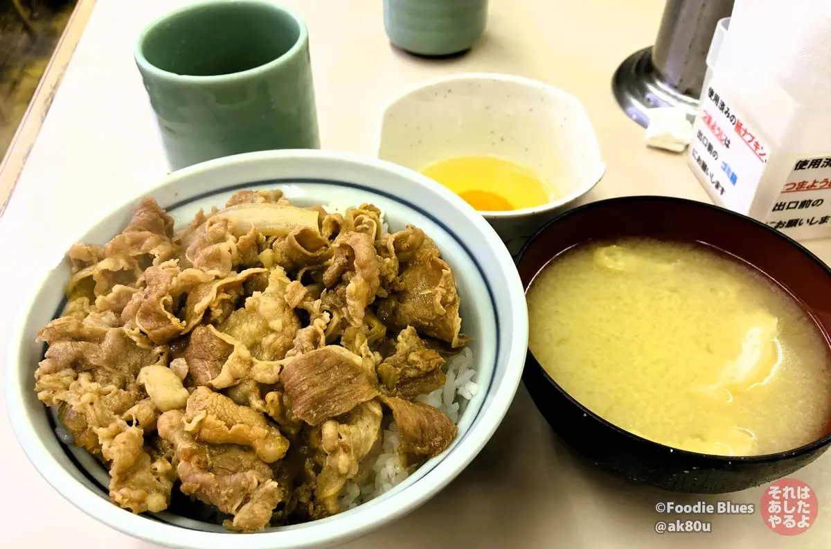 アキバ「牛丼専門 サンボ」の牛丼並盛+玉子+みそ汁の黄金セット