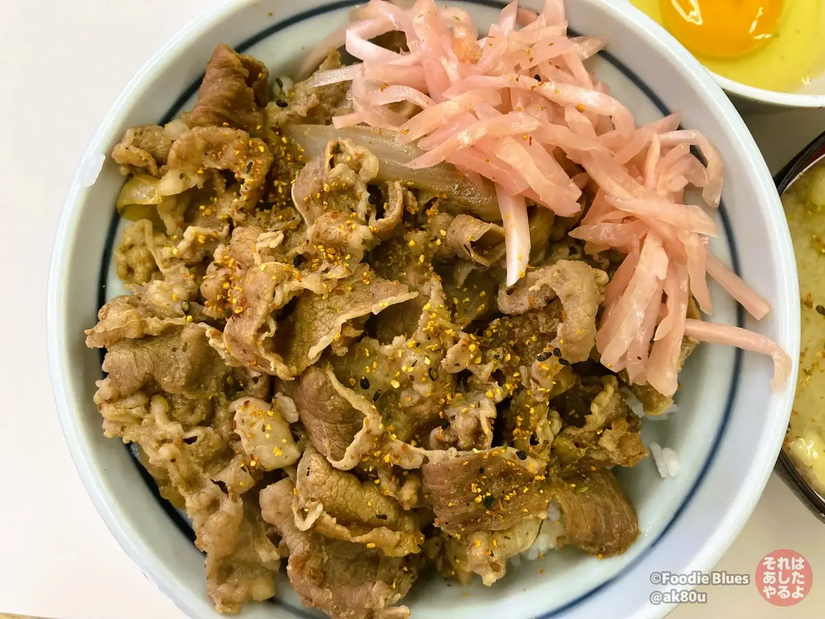 アキバ「牛丼専門 サンボ」の牛丼に紅しょうがをON!