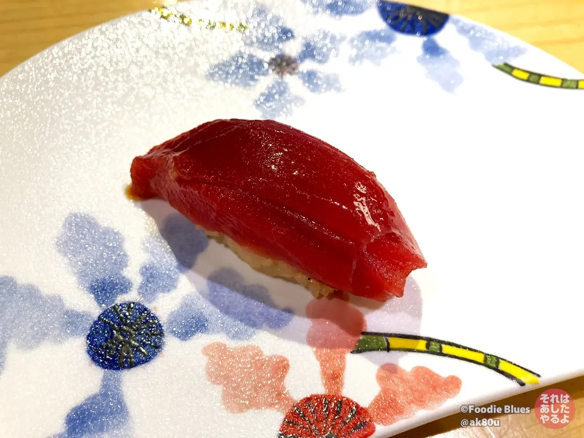 新宿「EDOMAE SS」のマグロ赤身にぎり。シャリは赤酢