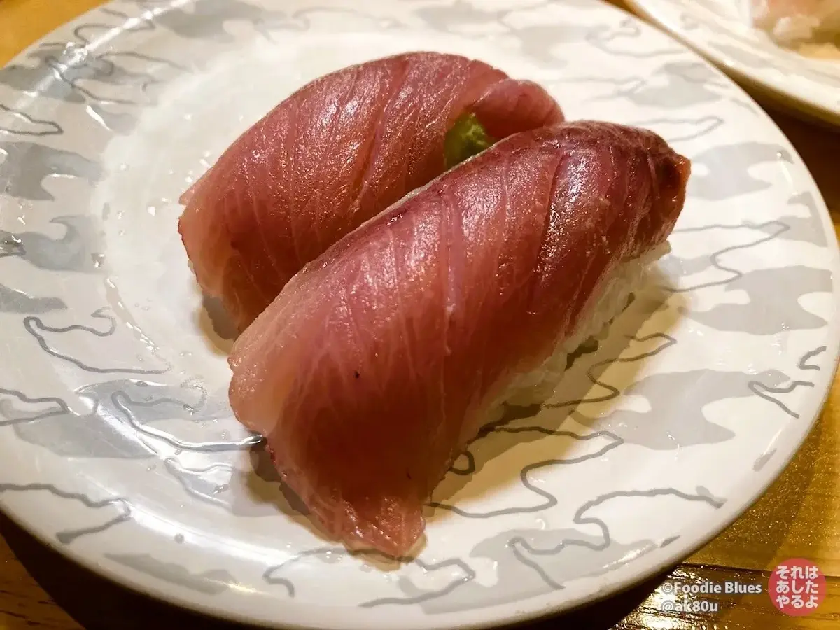 新潟「佐渡 廻転寿司 弁慶」の「天然ぶりのにぎり」