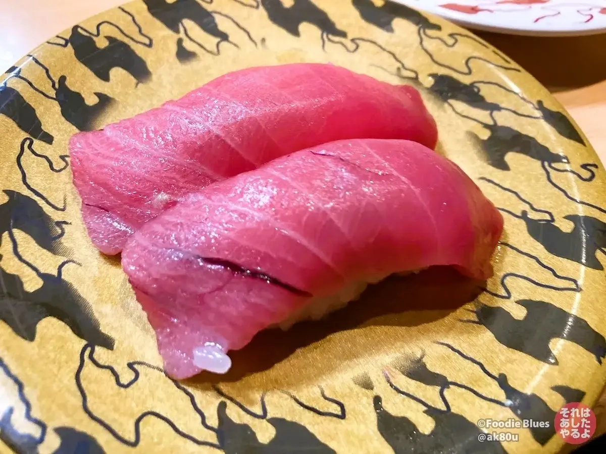 新潟「佐渡 廻転寿司 弁慶」の「マグロ中トロのにぎり」