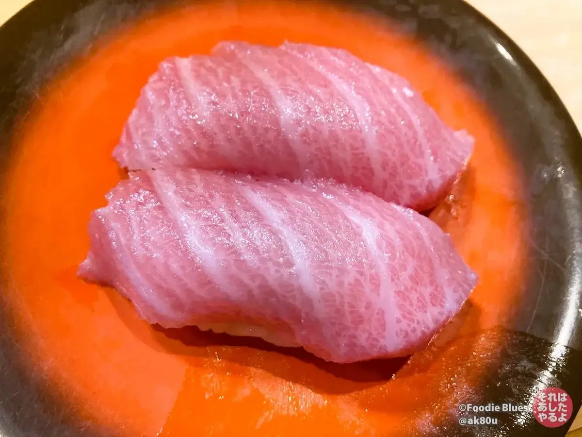 新潟「佐渡 廻転寿司 弁慶」の「マグロ大トロにぎり」