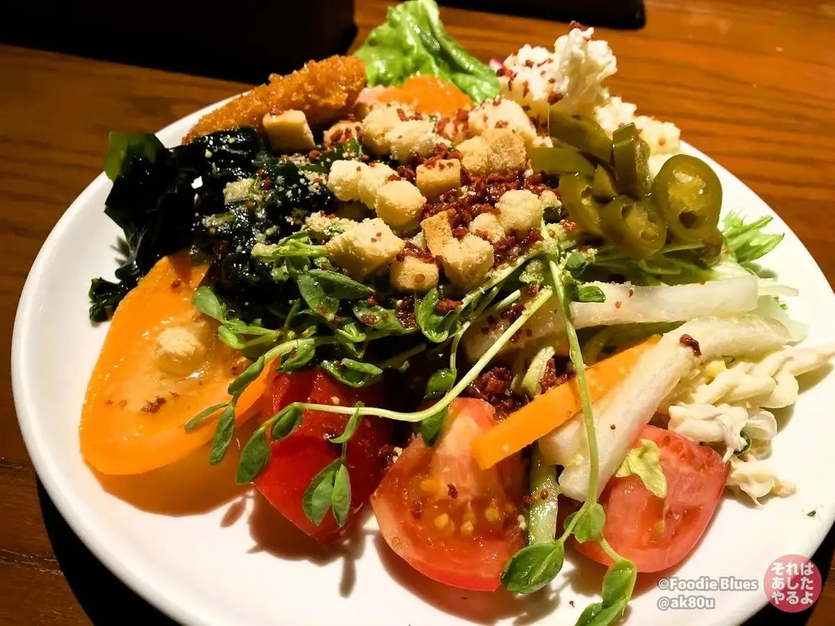 六本木「RIO GRANDE GRILL（リオ グランデ グリル）」のサラダバーからセレクトした山盛りサラダ