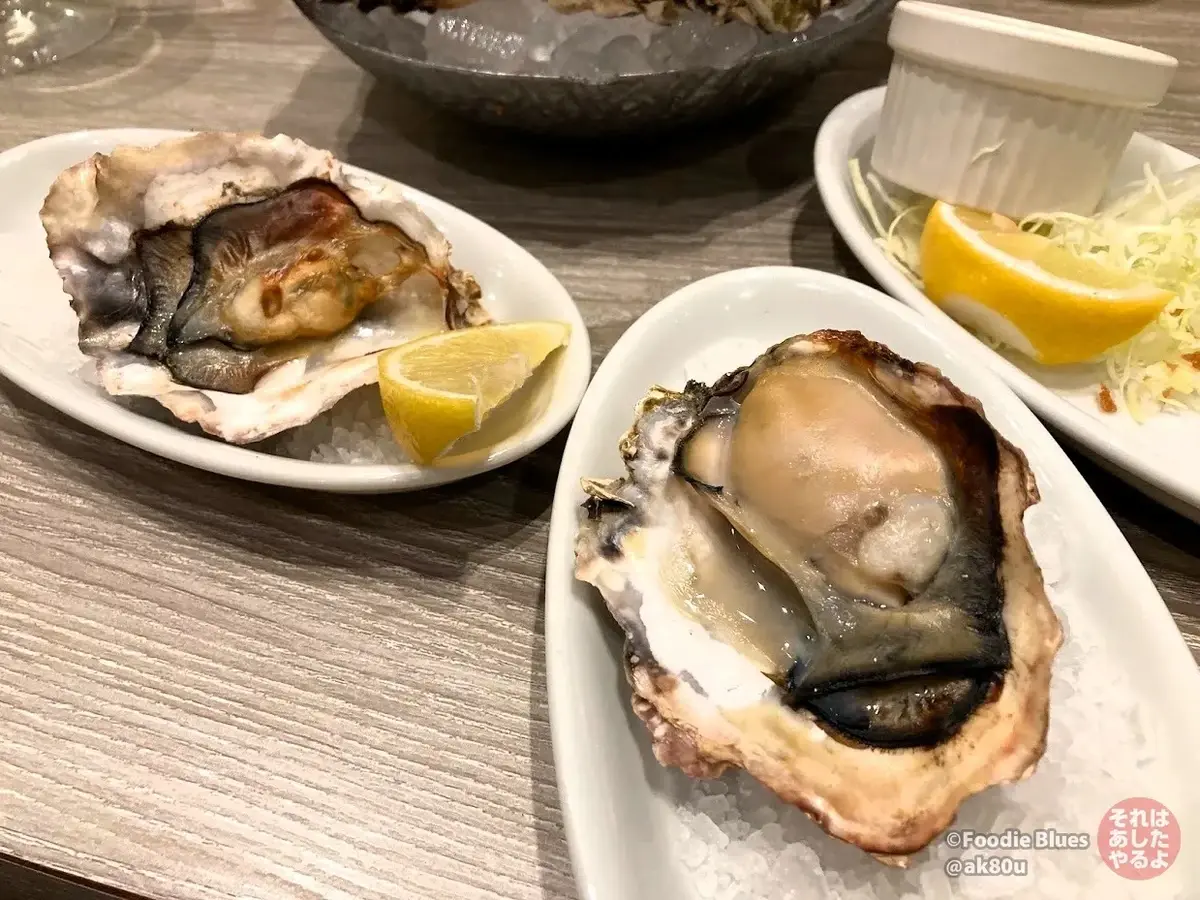 銀座「8TH SEA OYSTER BAR(エイス シー オイスターバー)」の牡蠣の素焼き(焼き牡蠣)