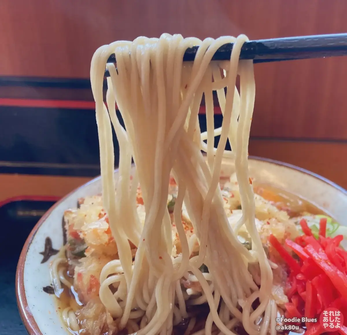 神谷町「そばよし」の天玉そば麺リフト