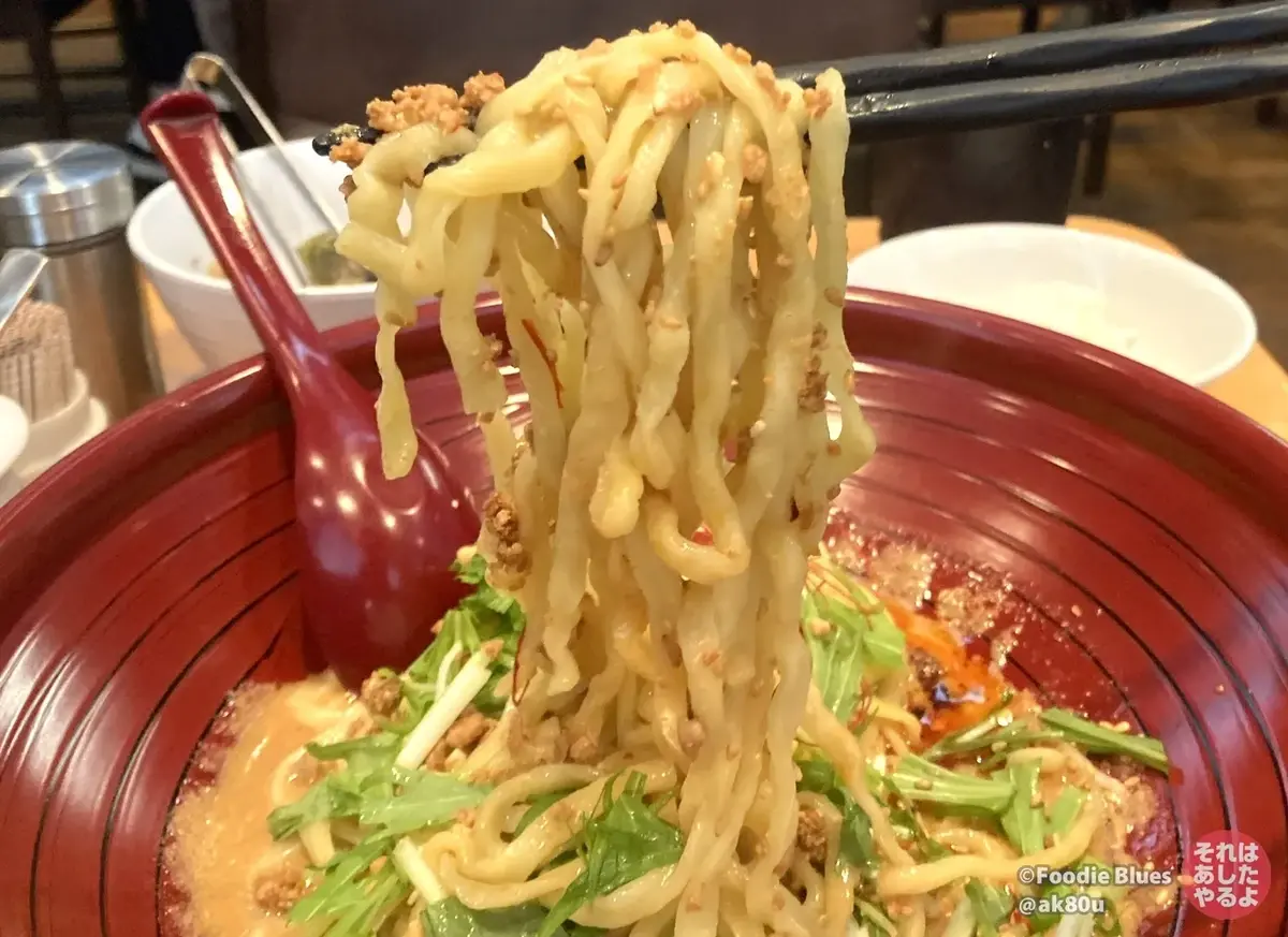 神谷町「金蠍（キンカツ）」の汁なし担々麺の麺リフト