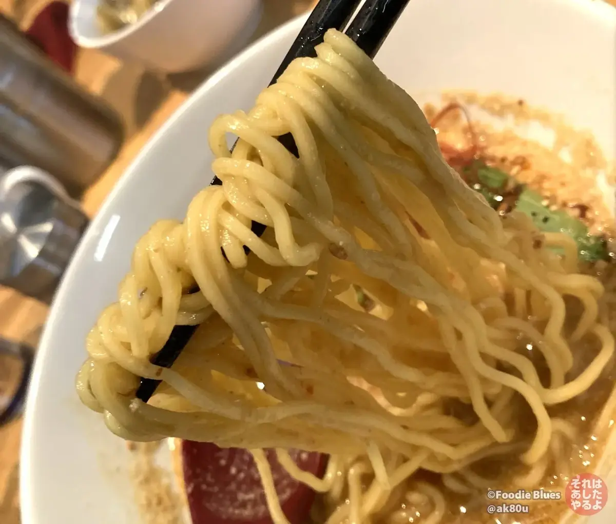神谷町「金蠍（キンカツ）」の汁あり金胡麻担々麺の麺リフト