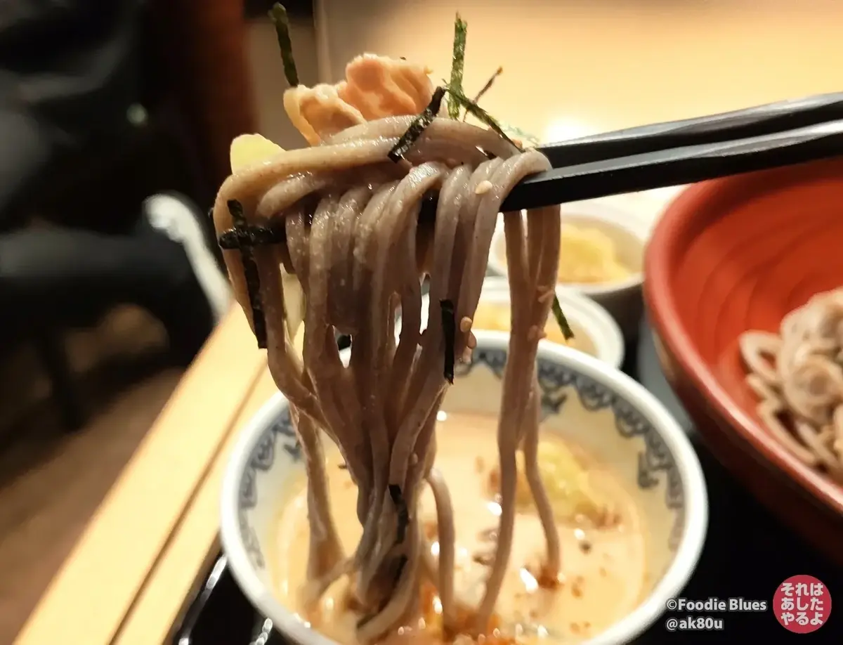 神谷町「金蠍 蕎麦組」の金胡麻（肉）つけ蕎麦の麺リフト