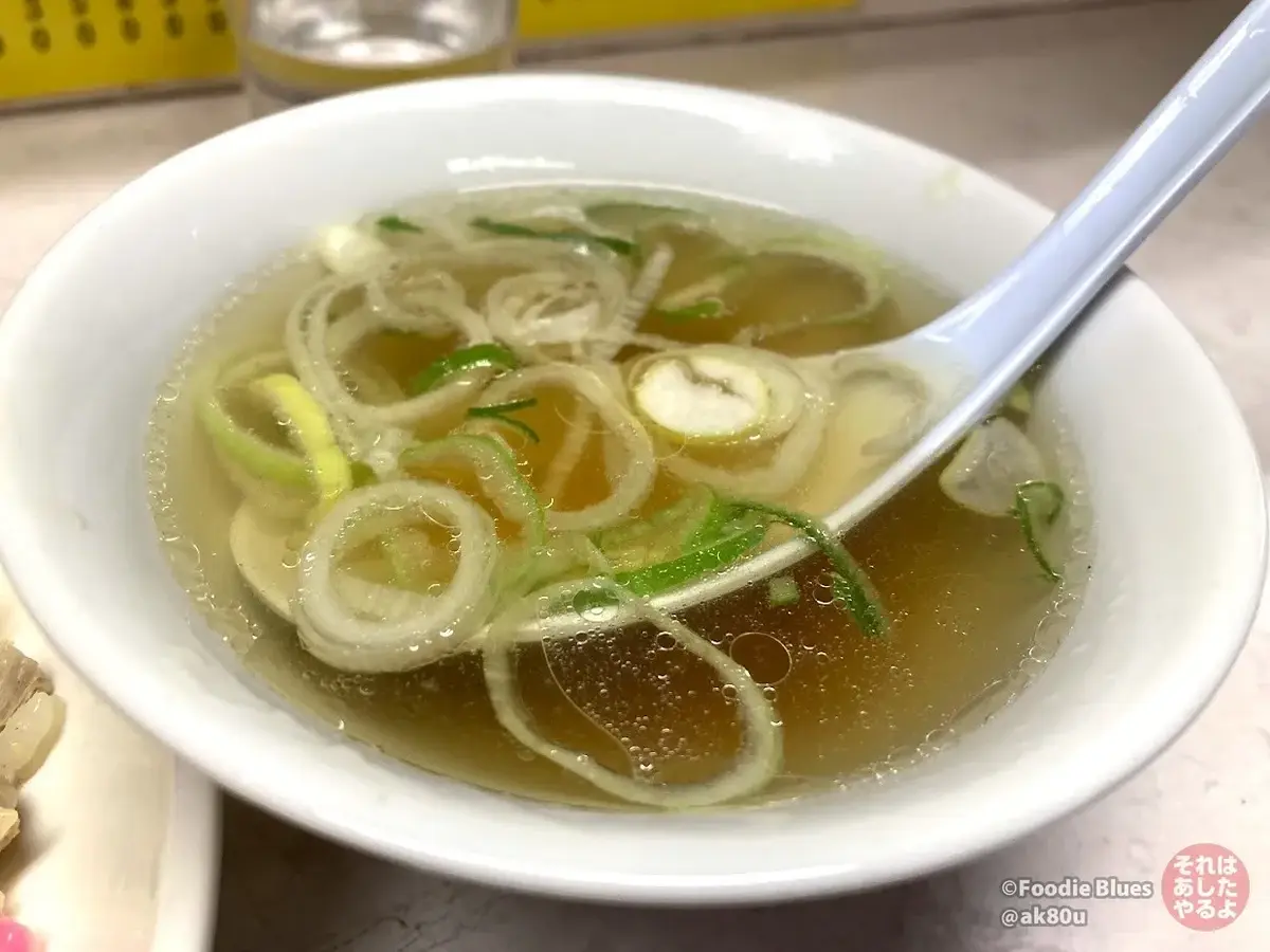新宿・思い出横丁「岐阜屋」のチャーハンに付属するスープ