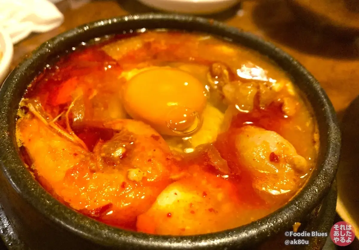 恵比寿「石鍋豆腐チゲ専門店 チャメ 恵比寿店」のチャメスペシャルスンドゥブのアップ