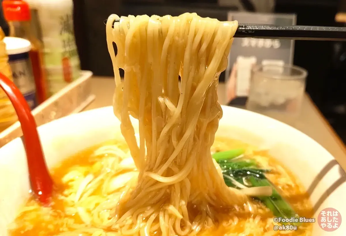 原宿の町中華「胡弓」の酸辣湯麺の麺リフト