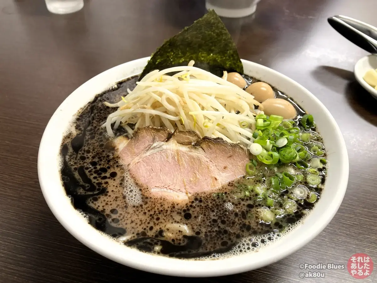 神奈川・渋沢「ぶたまるき」の黒マー油豚骨ラーメン