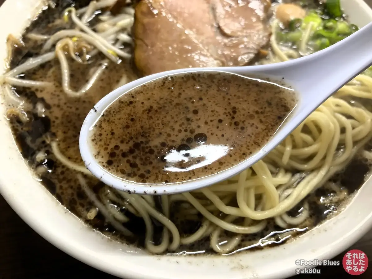 神奈川・渋沢「ぶたまるき」の黒マー油豚骨スープのアップ