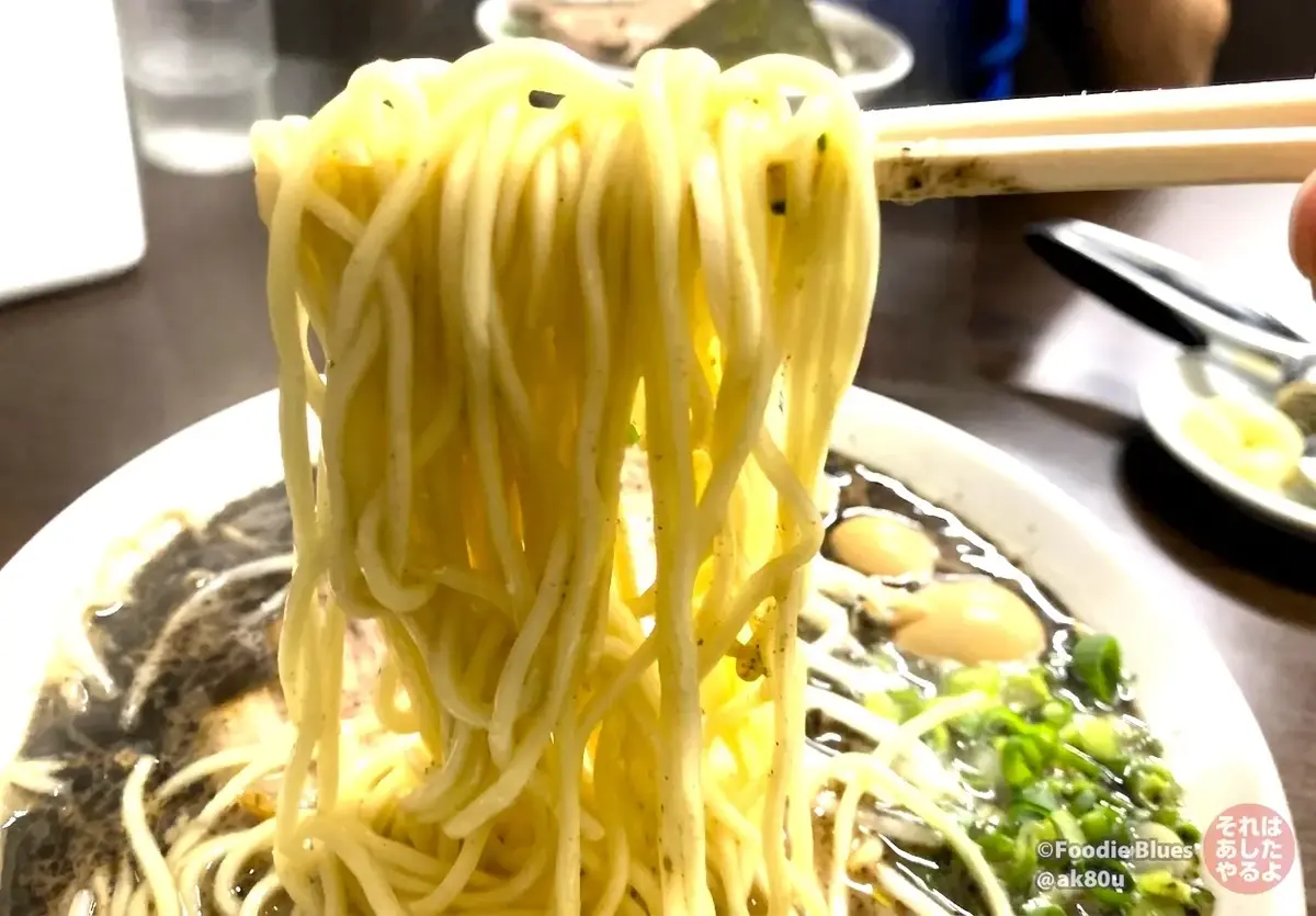 神奈川・渋沢「ぶたまるき」の黒マー油豚骨ラーメンの麺リフト