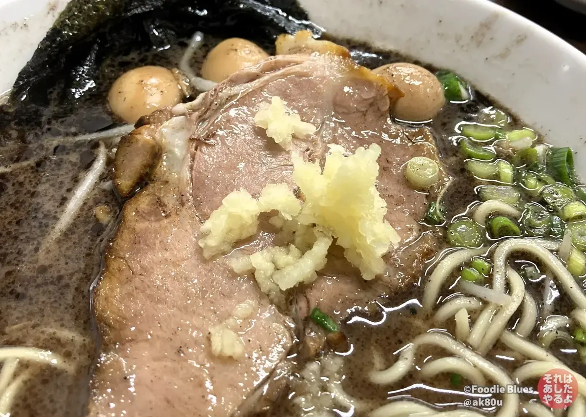 神奈川・渋沢「ぶたまるき」の黒マー油豚骨ラーメンににんにくON！