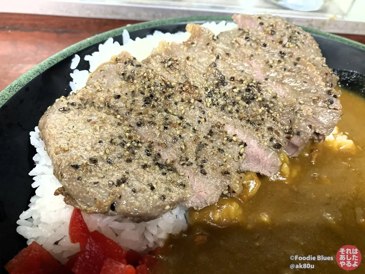 秋葉原の立ち食いそば屋「新田毎」のステーキカレーのステーキアップ