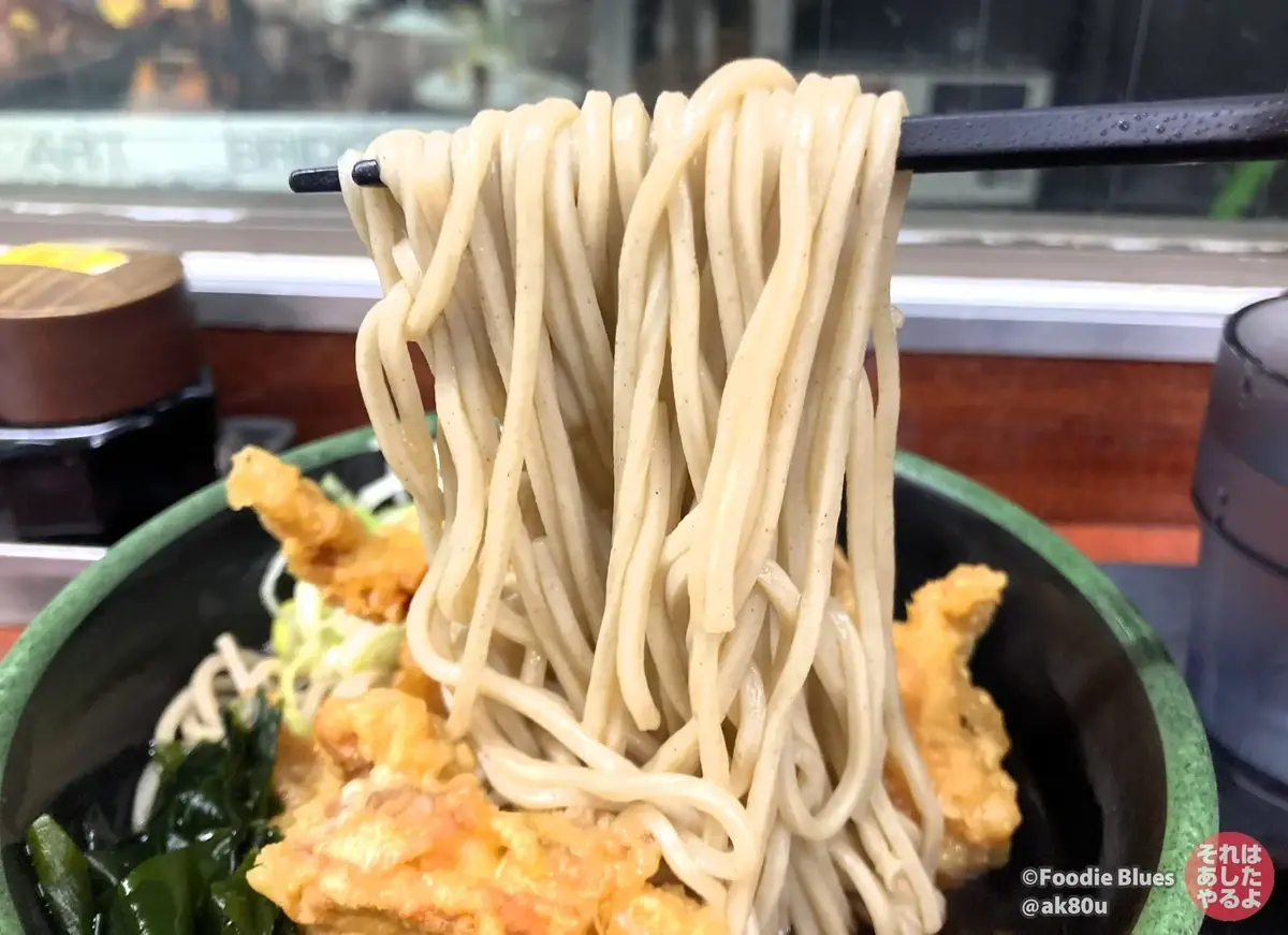 秋葉原の立ち食いそば屋「新田毎」のとり天そば麺リフト