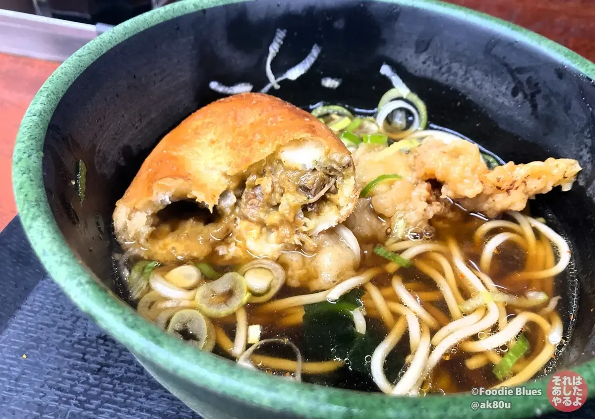 秋葉原の立ち食いそば屋「新田毎」のとり天そばにステーキカレーパンをIN!
