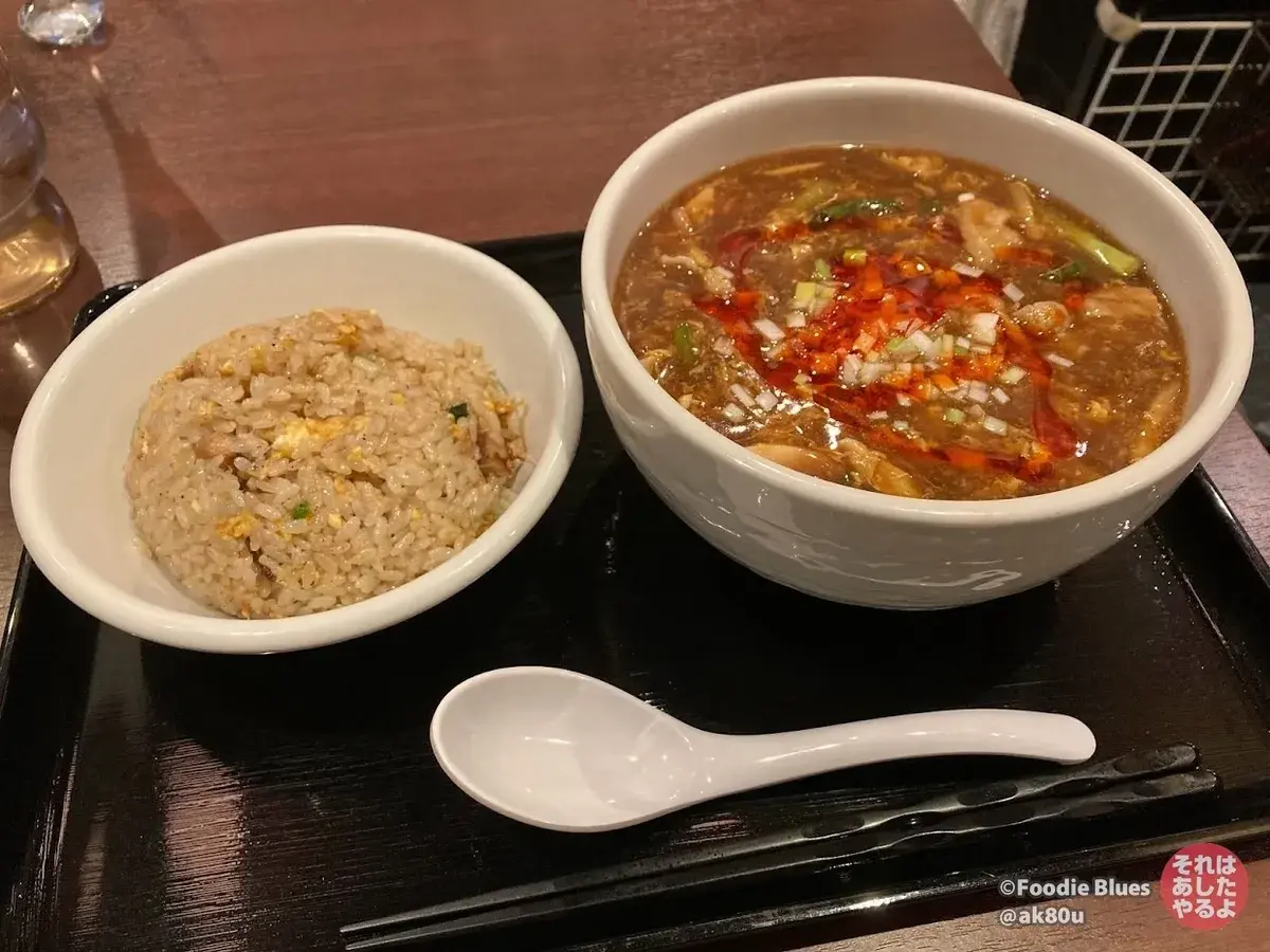 新宿・落合「旨味中房 こじゃれ」の「酸辣湯麺」＋「半チャーハン」
