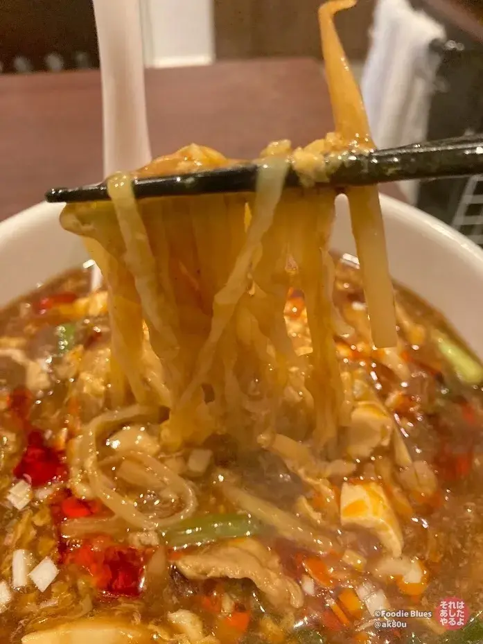 新宿・落合「旨味中房 こじゃれ」の「酸辣湯麺」の麺リフト