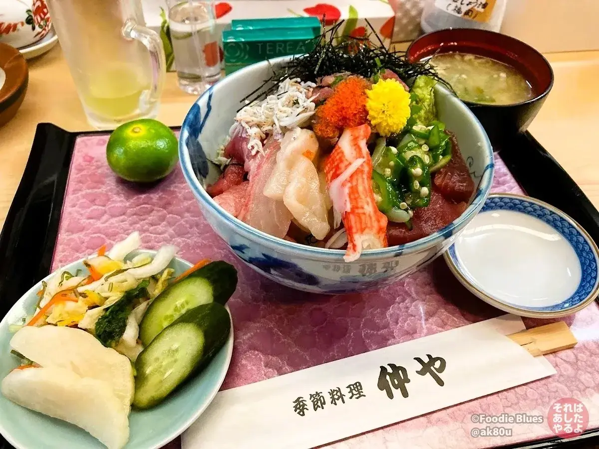 原宿「季節料理 仲や」の「海鮮丼（中）」のセット内容