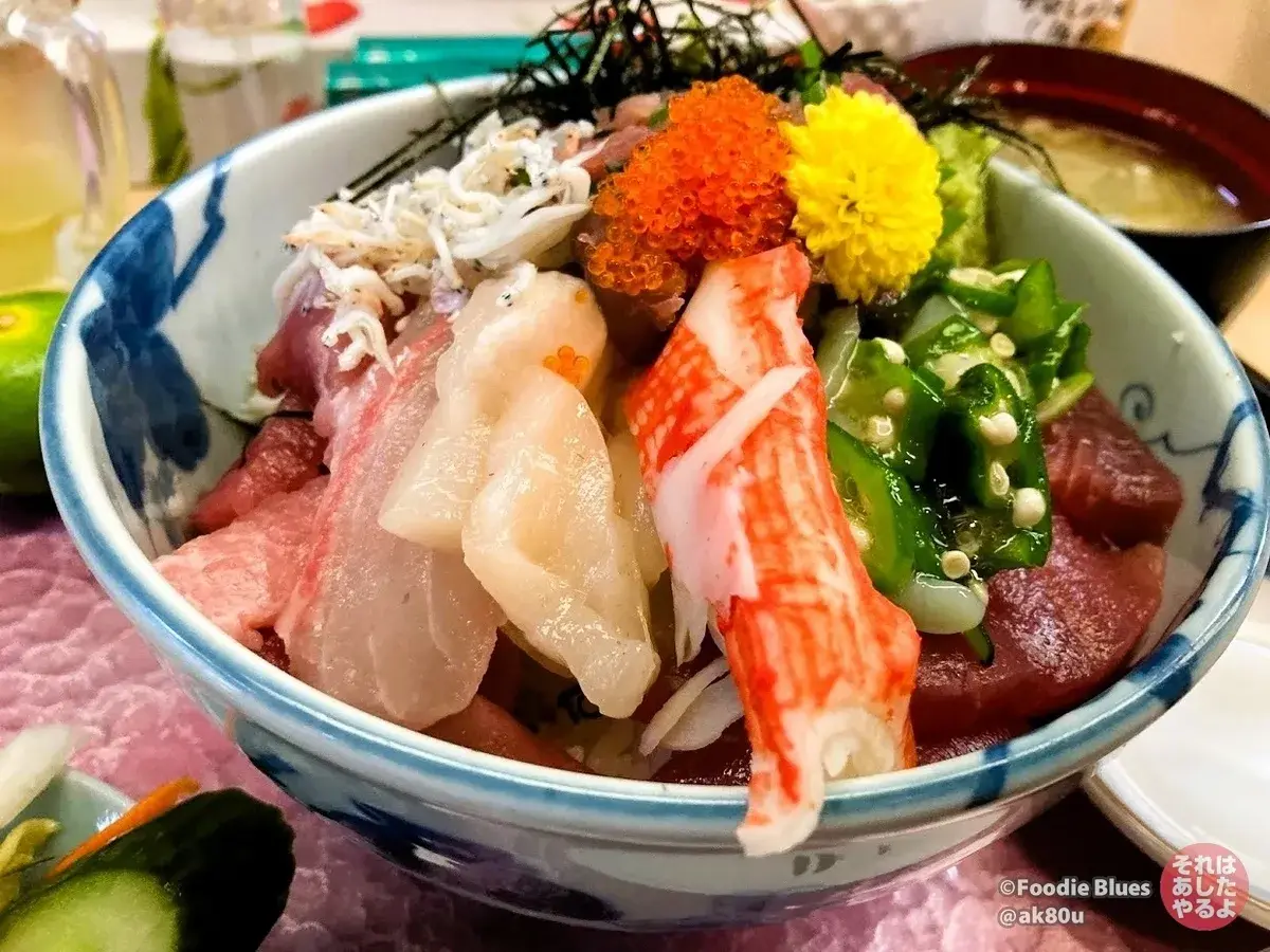 原宿「季節料理 仲や」の「海鮮丼（中）」の具材アップ