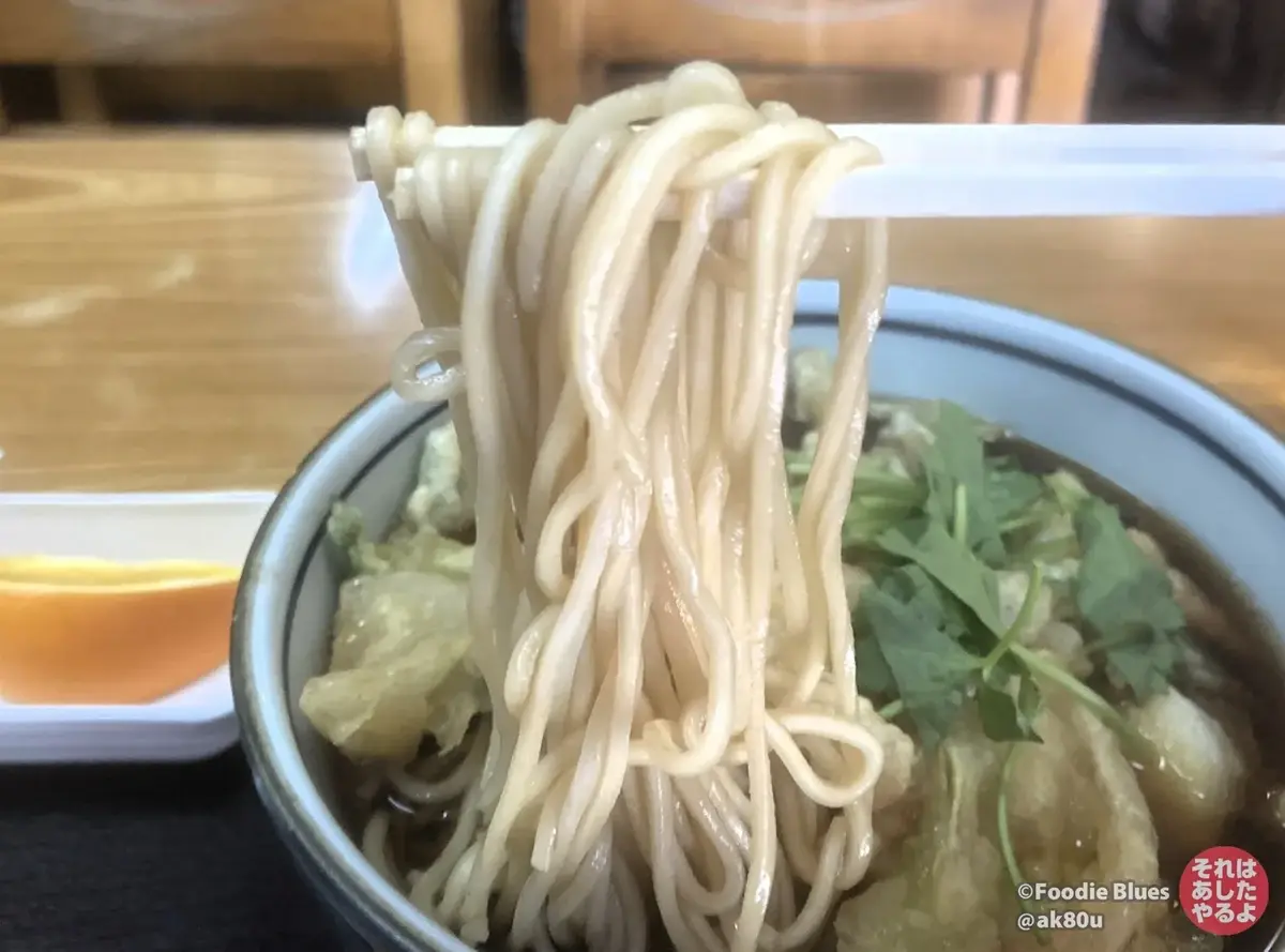 東中野の老舗そば屋「松屋」の「野菜天そば」麺リフト